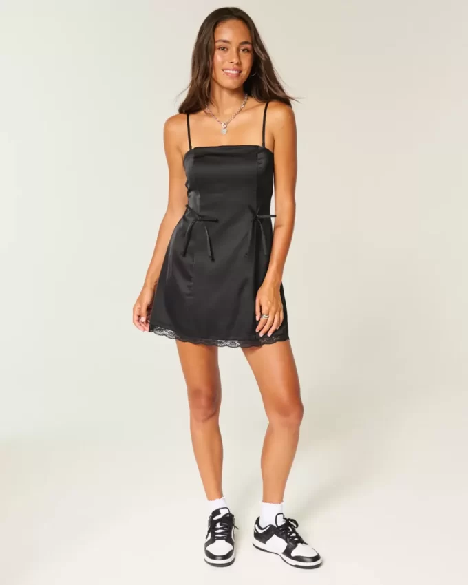 Satiininen olkaimeton bodycon-mekko