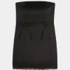 Satiininen olkaimeton bodycon-mekko