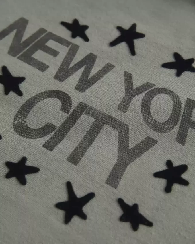 Twisted Off-the-Shoulder New York City Graphic T-paita Twisted Off-the-Shoulder New York City Graphic T-paita