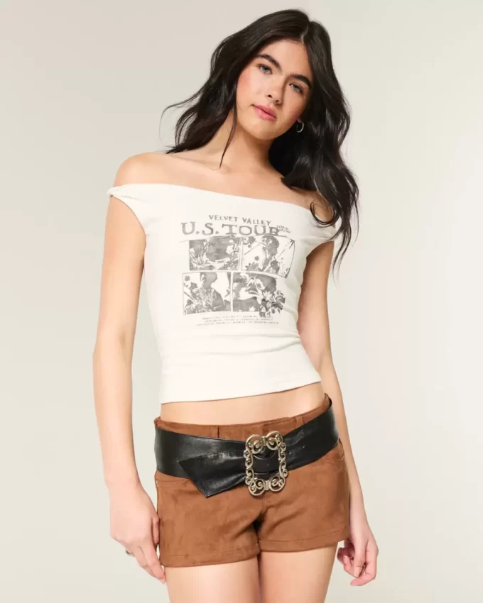 Twisted Off-the-Shoulder Velvet Valley Graphic T-paita Twisted Off-the-Shoulder Velvet Valley Graphic T-paita