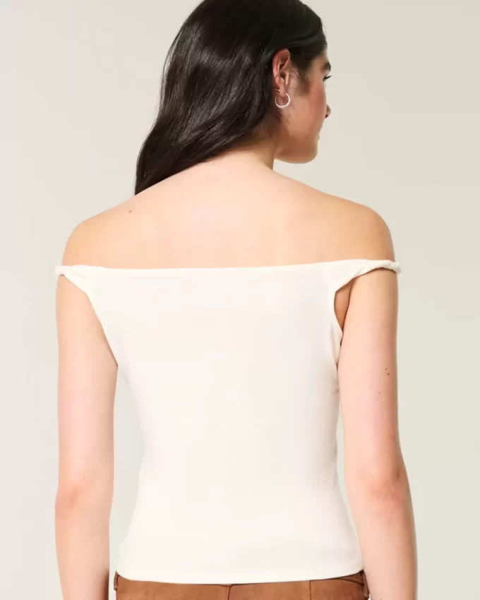 Twisted Off-the-Shoulder Velvet Valley Graphic T-paita Twisted Off-the-Shoulder Velvet Valley Graphic T-paita