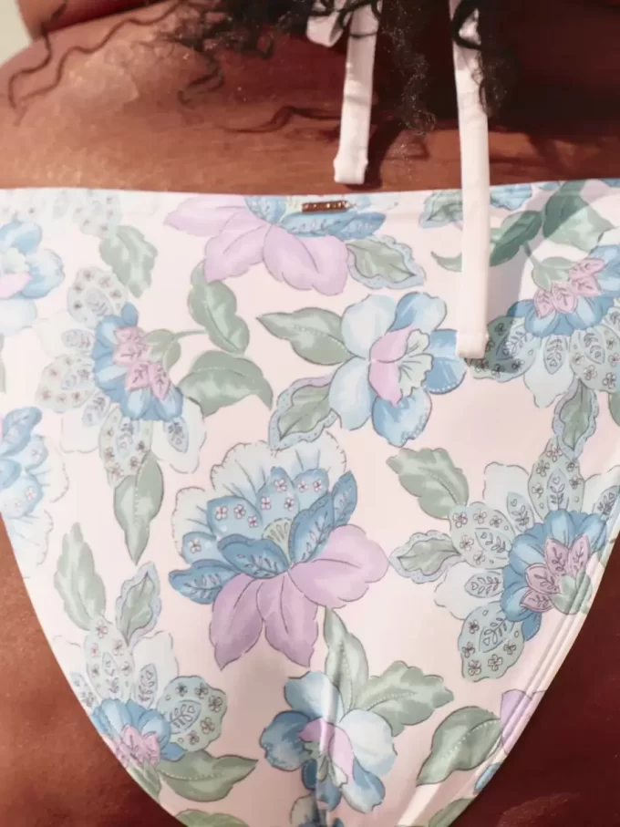 Virkatutyylinen sekoitettu korkeajalkainen, röyhkeä bikinipohja Virkatutyylinen sekoitettu korkeajalkainen, röyhkeä bikinipohja