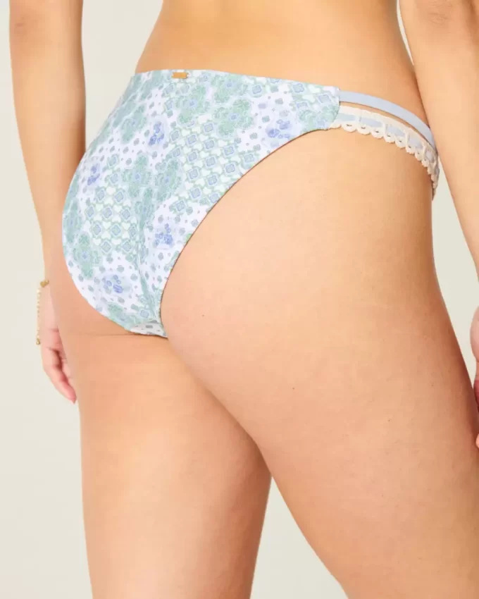 Virkatutyylinen verhoilu, kaksinkertainen hihna, röyhkeä bikinipohja Virkatutyylinen verhoilu, kaksinkertainen hihna, röyhkeä bikinipohja