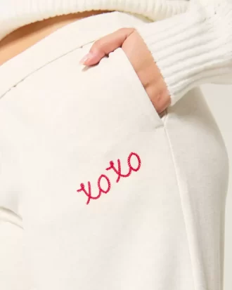 XOXO Graphic leveälahkeiset lenkkeilyhousut XOXO Graphic leveälahkeiset lenkkeilyhousut