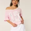 Ylisuuri off-the-shoulder Varsity -kukkagrafiikkapaita Ylisuuri off-the-shoulder Varsity -kukkagrafiikkapaita