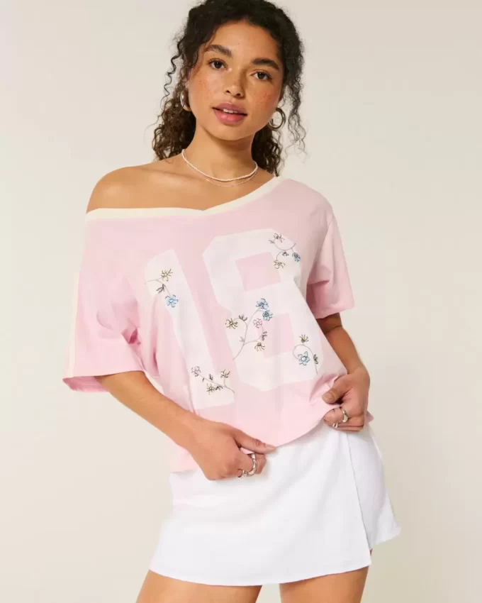 Ylisuuri off-the-shoulder Varsity -kukkagrafiikkapaita Ylisuuri off-the-shoulder Varsity -kukkagrafiikkapaita